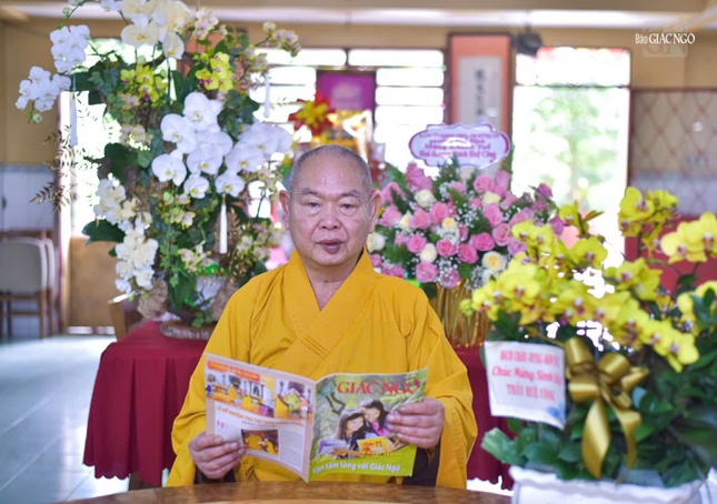 Hòa thượng Thích Huệ Công, Phó ban Trị sự GHPGVN TP.HCM, Trưởng ban Đại diện Phật giáo người Hoa tại TP.HCM, trụ trì chùa Long Hoa (P.Phú Định, TP.HCM) bên ấn phẩm Báo Giác Ngộ Hòa thượng Thích Huệ Công, Phó ban Trị sự GHPGVN TP.HCM, Trưởng ban Đại diện Phật giáo người Hoa tại TP.HCM, trụ trì chùa Long Hoa (P.Phú Định, TP.HCM) bên ấn phẩm Báo Giác Ngộ