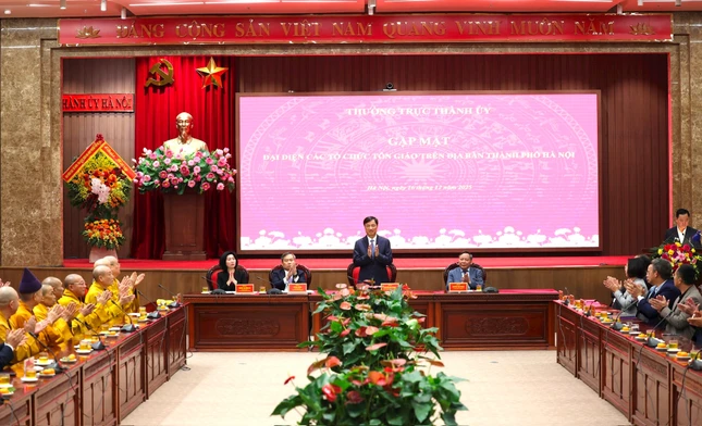 Bí thư Thành ủy Hà Nội Nguyễn Duy Ngọc và các vị Thường trực Thành ủy chủ trì buổi gặp mặt