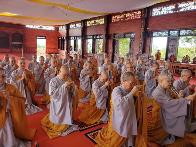 Chư tôn đức Phân ban Ni giới Phật giáo tỉnh Lâm Đồng thực hiện nghi thức kiết giới trường dành cho giới tử Ni cầu thọ giới pháp tại Đại giới đàn Chơn Thành