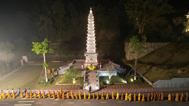 Bảo tháp Viên Quang trong khuôn viên Học viện