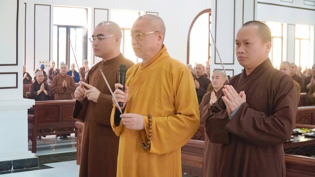 Chư tôn đức dâng hương tưởng niệm Trưởng lão Hòa thượng Thích Thanh Tứ