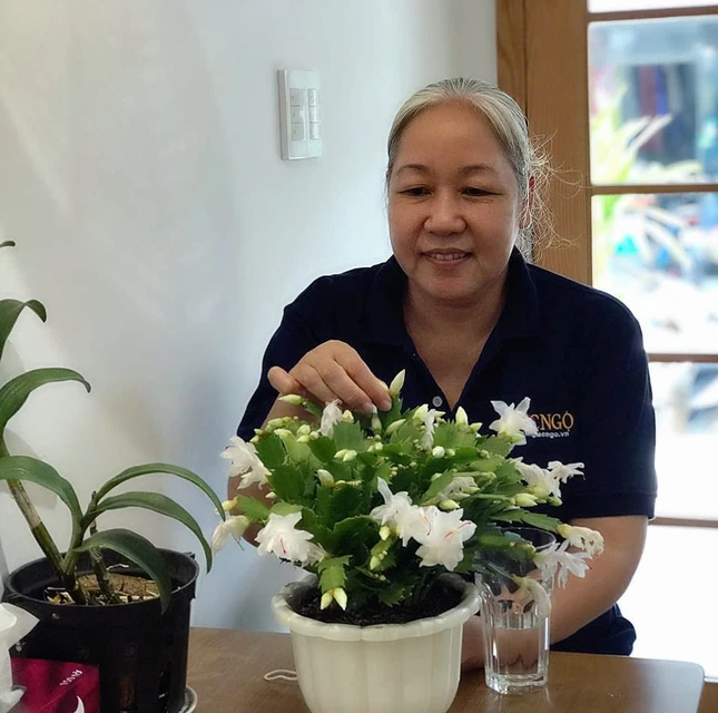 Chị Trần Kim Phụng trong áo đồng phục của tòa soạn Báo Giác Ngộ - Ảnh: Chúc Thiệu