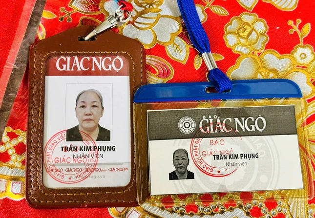 Hai tấm thẻ nhân viên của Báo Giác Ngộ tôi nâng niu như phần kỷ niệm trong đời mình, được làm việc ở báo - Ảnh: Chúc Thiệu