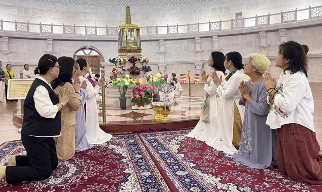 Khách hành hương đảnh lễ tại Bảo tàng – Tháp kỷ niệm Buddha Samyak Darshan Khách hành hương đảnh lễ tại Bảo tàng – Tháp kỷ niệm Buddha Samyak Darshan