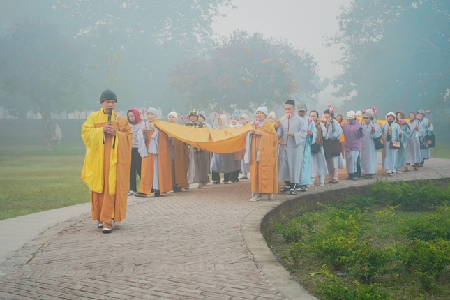 Khách hành hương được tham gia các thời khóa tụng niệm, thiền hành, nghe thuyết giảng giáo pháp ngay tại các thánh tích ở Ấn Độ Khách hành hương được tham gia các thời khóa tụng niệm, thiền hành, nghe thuyết giảng giáo pháp ngay tại các thánh tích ở Ấn Độ