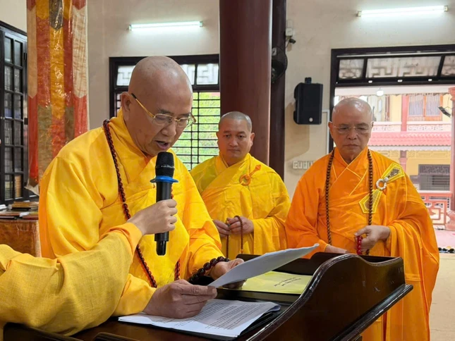 Hòa thượng Thích Khế Chơn đọc văn tưởng niệm