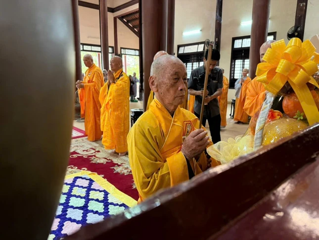 Trưởng lão Hòa thượng dâng hương tưởng niệm 717 năm Đức Phật hoàng Trần Nhân Tông nhập Niết-bàn