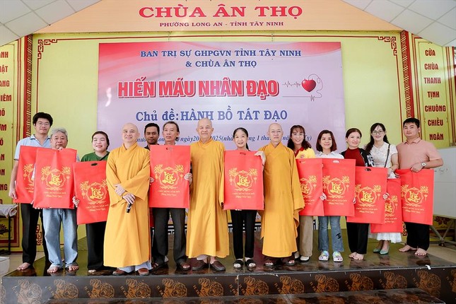 Trao quà tri ân đến các tình nguyện viên