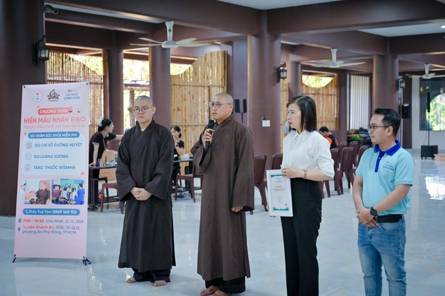 Thầy Tuệ Định, Trưởng ban Quản chúng tu viện Khánh An phát biểu