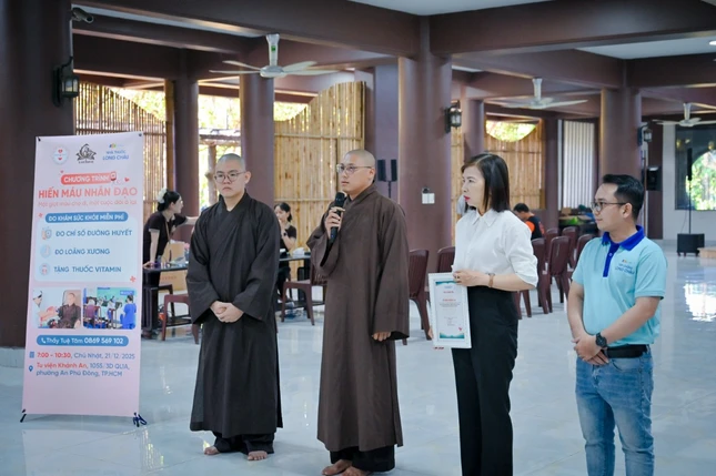 Thầy Tuệ Định, Trưởng ban Quản chúng tu viện Khánh An phát biểu