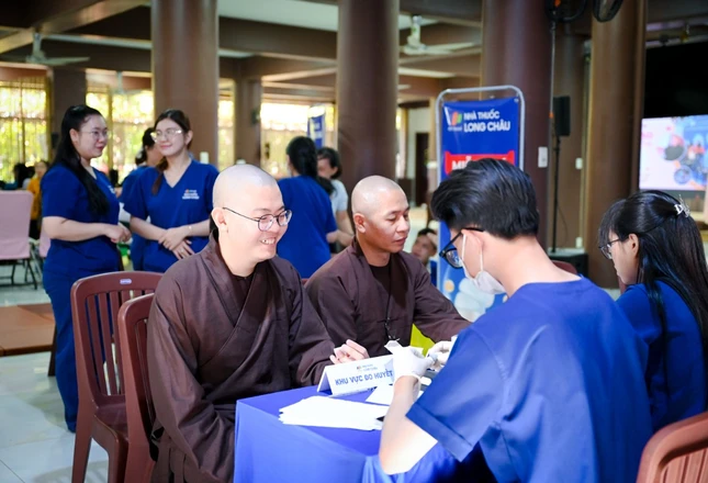 Chư Tăng khám sàng lọc trước khi hiến máu