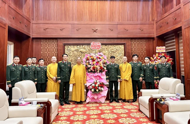 Ban Trị sự GHPGVN tỉnh Nghệ An chúc mừng Bộ Tư lệnh Quân khu 4 nhân kỷ niệm ngày thành lập Quân đội Nhân dân Việt Nam