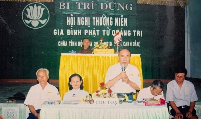 Cố Huynh trưởng Tâm Thuộc - Nguyễn Văn Thi (thứ hai từ phải qua) viết tin về Hội nghị thường niên Gia đình Phật tử Quảng Trị (năm 2010) để gửi Báo Giác Ngộ