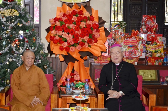 Hòa thượng Thích Từ Nghiêm và Tổng Giám mục Giuse Đặng Đức Ngân