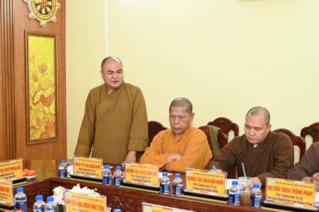 Thượng tọa Thích Nhuận Pháp trình bày các nội dung trọng tâm liên quan đến công tác hành chánh và tổ chức