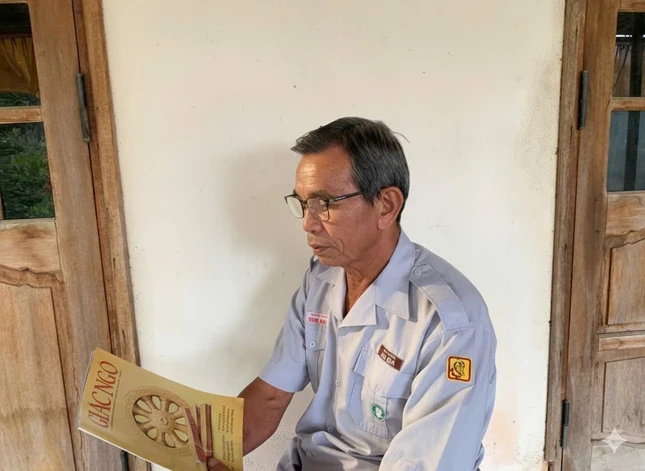 Huynh trưởng Nguyên Thuyết - Đinh Văn Ngôn bên tờ Giác Ngộ thân yêu Huynh trưởng Nguyên Thuyết - Đinh Văn Ngôn bên tờ Giác Ngộ thân yêu