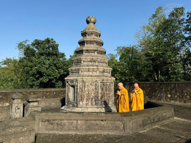 Hữu nhiễu bảo tháp Tổ sư