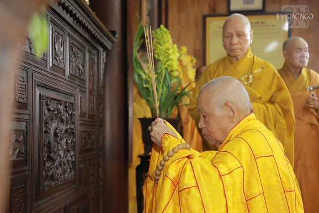 Trưởng lão Hòa thượng Thích Đức Thanh dâng hương tưởng niệm