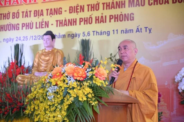 Thượng tọa Thích Tục Nhân báo cáo quá trình thiết kế, xây dựng giai đoạn II chùa Đông Chấn