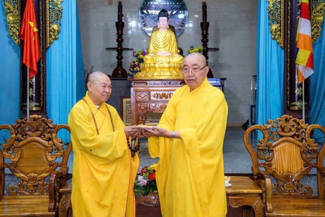 Hòa thượng Thích Từ Nghiêm và Hòa thượng Thích Minh Nhật tại chùa Tỉnh hội Phật Ân Hòa thượng Thích Từ Nghiêm và Hòa thượng Thích Minh Nhật tại chùa Tỉnh hội Phật Ân