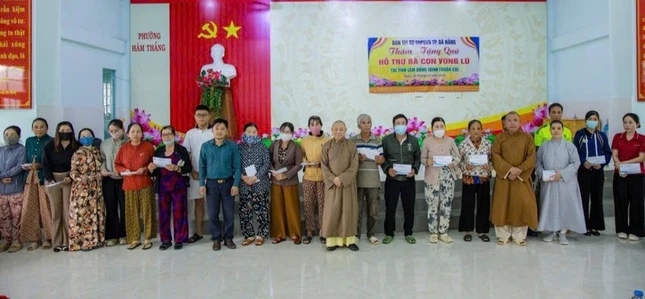 Đoàn đã trao tặng 500 phần quà tại xã Hàm Thuận và Hàm Thắng Đoàn đã trao tặng 500 phần quà tại xã Hàm Thuận và Hàm Thắng