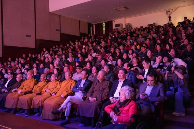 Chư tôn đức, khán giả tham dự chương trình