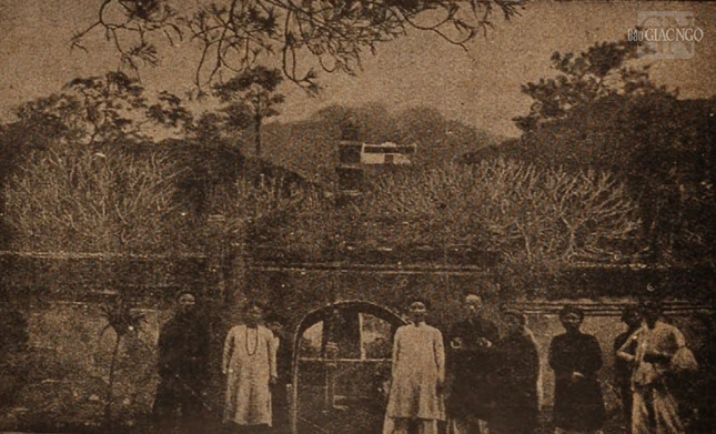 Tại Huệ Quang kim tháp, năm 1920 - Ảnh tư liệu của Kiếm Hồ