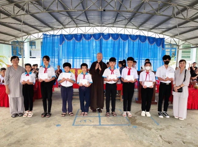 Những món quà tuy giá trị vật chất không lớn nhưng chứa đựng tình cảm và sự quan tâm của mọi người dành cho các em Những món quà tuy giá trị vật chất không lớn nhưng chứa đựng tình cảm và sự quan tâm của mọi người dành cho các em