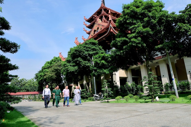 Ni sư Thích nữ Như Nguyệt hướng dẫn đoàn tham quan khuôn viên chùa Thanh Tâm Ni sư Thích nữ Như Nguyệt hướng dẫn đoàn tham quan khuôn viên chùa Thanh Tâm
