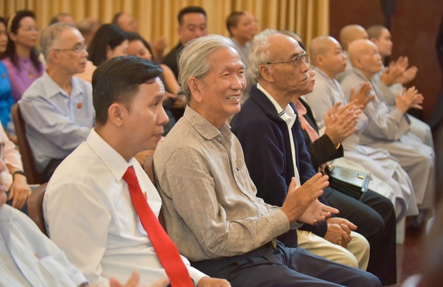 Đông đảo quý nhân sĩ tri thức, thiện hữu, Phật tử dự lễ