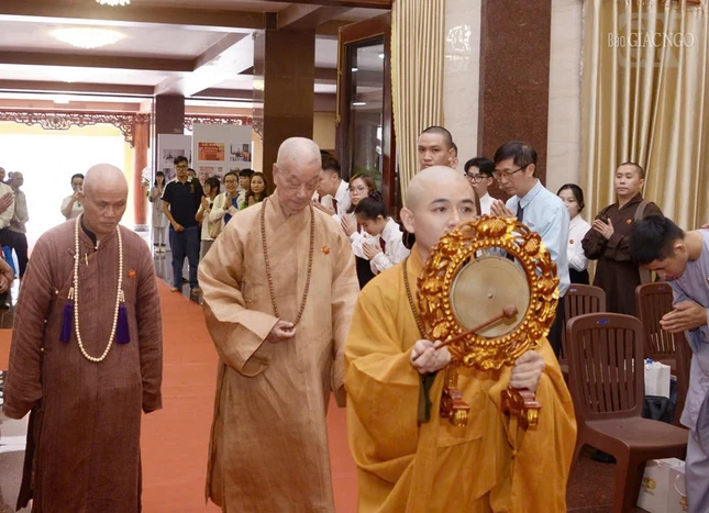 Đức Pháp chủ quang lâm hội trường