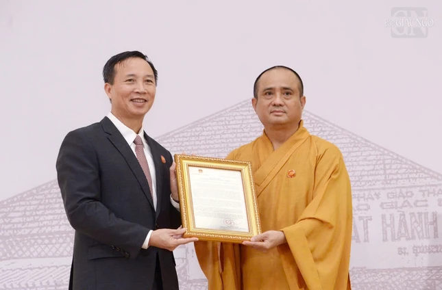 Ông Vũ Hoài Bắc, Trưởng ban Tôn giáo Chính phủ - Bộ Dân tộc và Tôn giáo trao Thư chúc mừng Báo Giác Ngộ của Bộ Dân tộc và Tôn giáo do Thứ trưởng Nguyễn Hải Trung ký