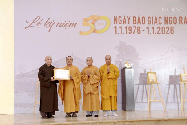 Hòa thượng Thích Lệ Trang trao Bằng tuyên dương công đức của Ban Trị sự GHPGVN TP.HCM đến tập thể Báo Giác Ngộ
