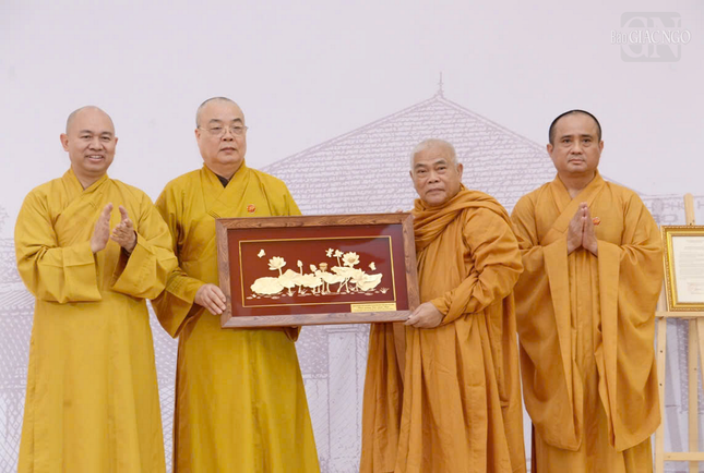 Trưởng lão Hòa thượng Thích Thanh Nhiễu và Thượng tọa Thích Đức Thiện tặng quà lưu niệm của Ban Thường trực Hội đồng Trị sự chúc mừng Báo Giác Ngộ