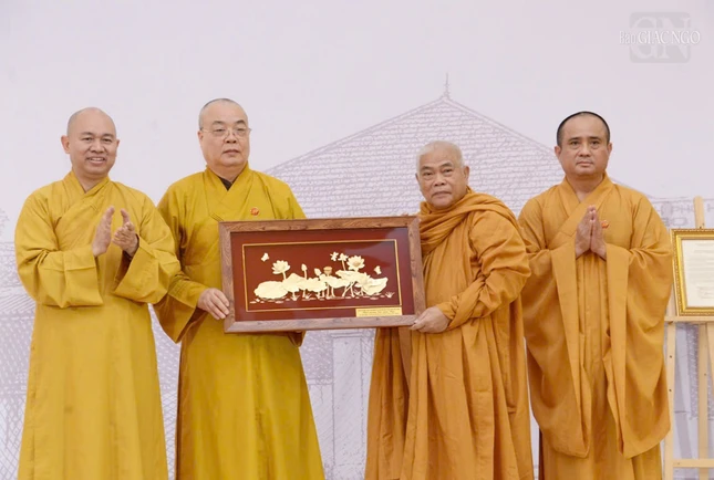 Trưởng lão Hòa thượng Thích Thanh Nhiễu và Thượng tọa Thích Đức Thiện tặng quà lưu niệm của Ban Thường trực Hội đồng Trị sự chúc mừng Báo Giác Ngộ