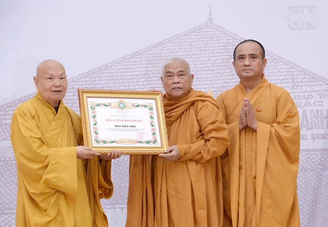 Trưởng lão Hòa thượng Thích Thiện Nhơn trao Bằng tuyên dương công đức của Trung ương Giáo hội đến tập thể Báo Giác Ngộ
