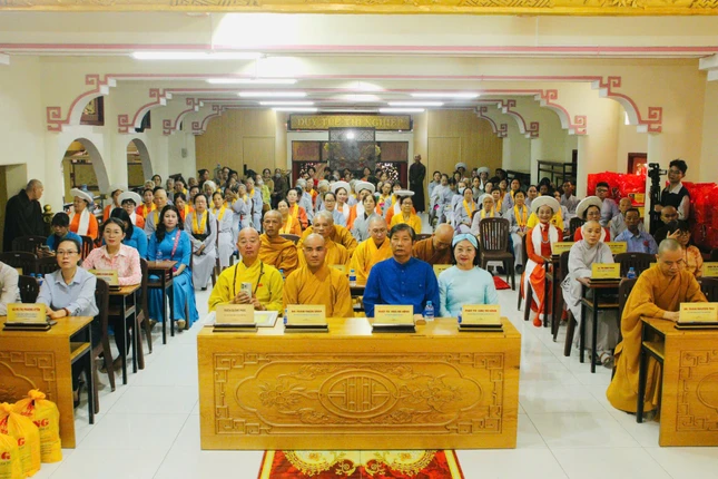 Chư tôn đức, đại biểu, Phật tử tham dự hội nghị