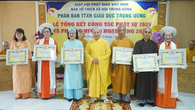 Trao Bằng tuyên dương công đức đến các cá nhân thuộc Phân ban Từ thiện xã hội Giáo dục T.Ư