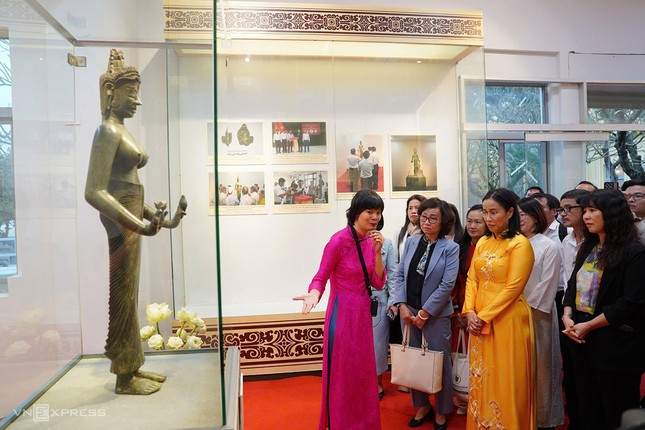 Lãnh đạo TP.Đà Nẵng tham quan và nghe thuyết minh về tượng Bồ-tát Tara - Ảnh: Nguyễn Đông