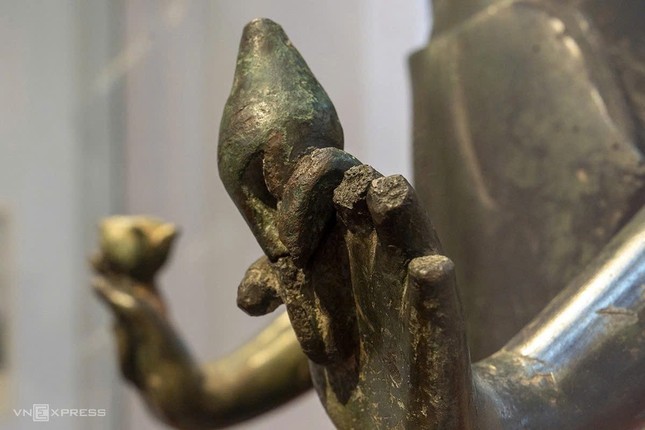 Pháp khí con ốc được gắn lên tay trái tượng Bồ-tát Tara - Ảnh: Nguyễn Đông