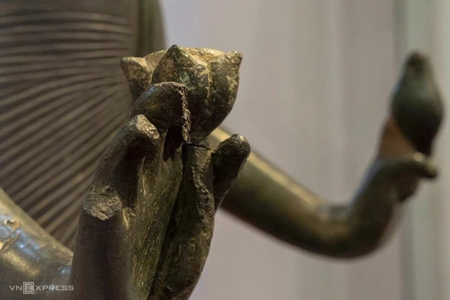 Pháp khí đóa sen được gắn lên tay phải pho tượng - Ảnh: Nguyễn Đông Pháp khí đóa sen được gắn lên tay phải pho tượng - Ảnh: Nguyễn Đông