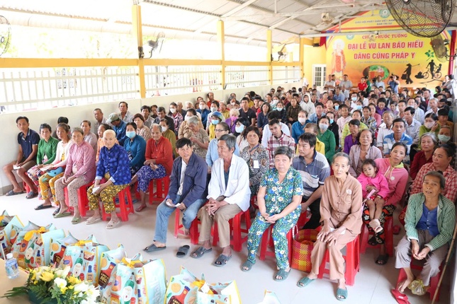 Bà con đến nhận quà tại chùa Phước Tường