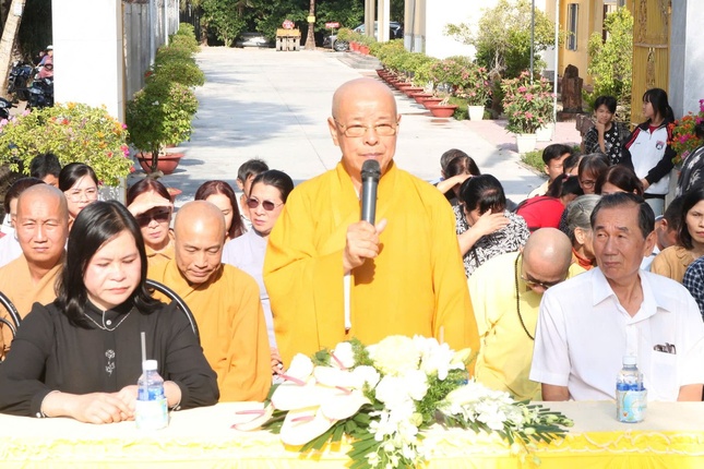 Hòa thượng Thích Trí Minh phát biểu, chia sẻ về công trình xây dựng cầu bê-tông nông thôn