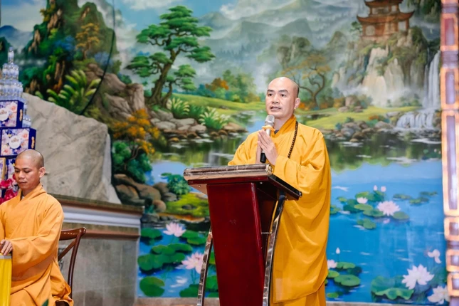 Đại đức Thích Quảng Nghĩa phát biểu tại lễ khai mạc khóa tu