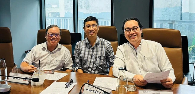 TS.Nguyễn Huy Cường (giữa) và đồng nghiệp trong một hoạt động phản biện khoa học - Ảnh: NVCC TS.Nguyễn Huy Cường (giữa) và đồng nghiệp trong một hoạt động phản biện khoa học - Ảnh: NVCC