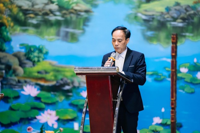 Thầy Nguyễn Tiến Bình phát biểu