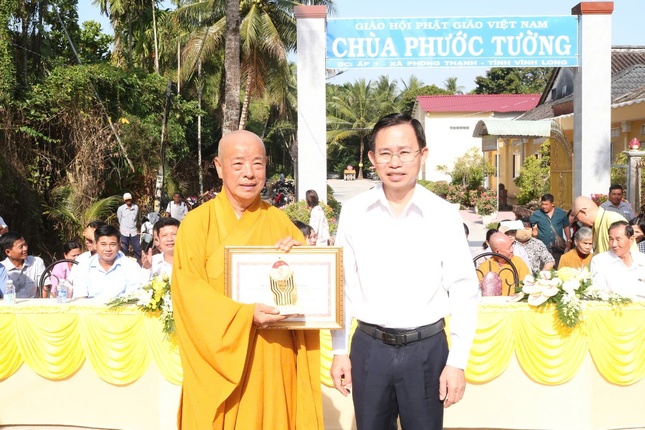 Lãnh đạo UBND tỉnh Vĩnh Long tặng Bằng khen đến Hòa thượng Thích Trí Minh