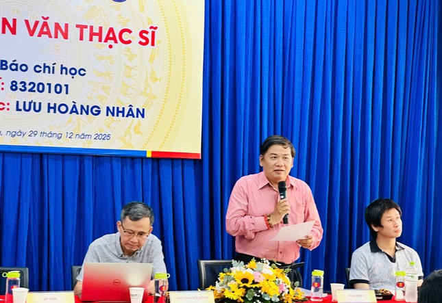 TS Dương Hoàng Lộc phản biện, góp ý nội dung, phương pháp nghiên cứu, đặc biệt là về Báo Giác Ngộ và truyền thông Phật giáo - Ảnh: L.Đ.L