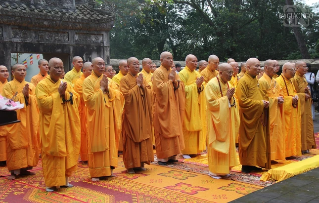 Chư Tăng Ni, Phật tử vân tập để tảo tháp và đảnh lễ tưởng niệm Tổ sư