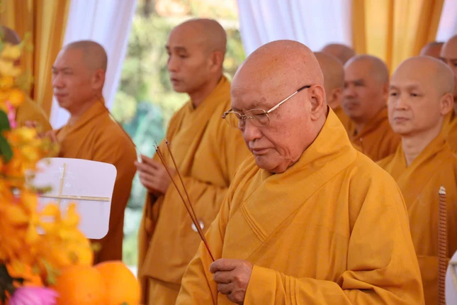 Trưởng lão Hòa thượng Thích Nhật Quang niêm hương bạch Phật